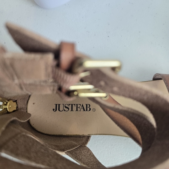 JustFab Tan Strappy Sandals with Gold Buckles No Size - Picture 4 of 6
